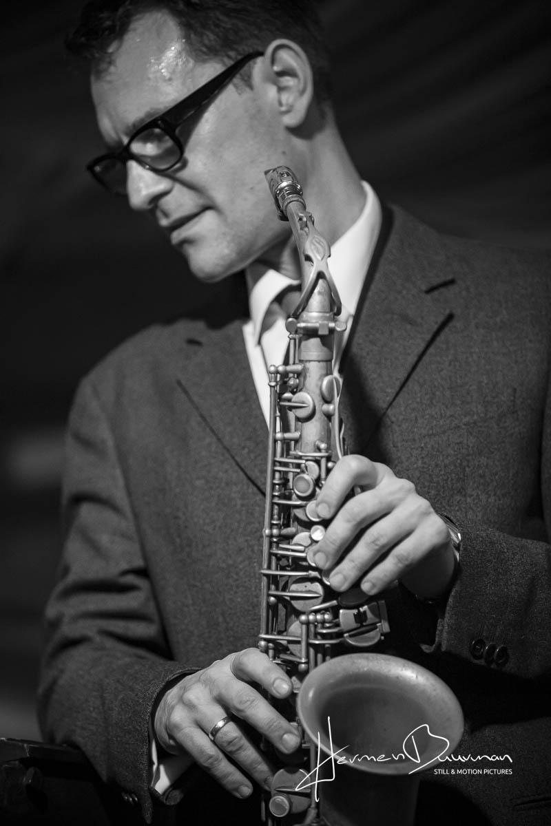 Portret foto van jazz muzikant Benjamin Herman in de Spiegeltent Gouda
