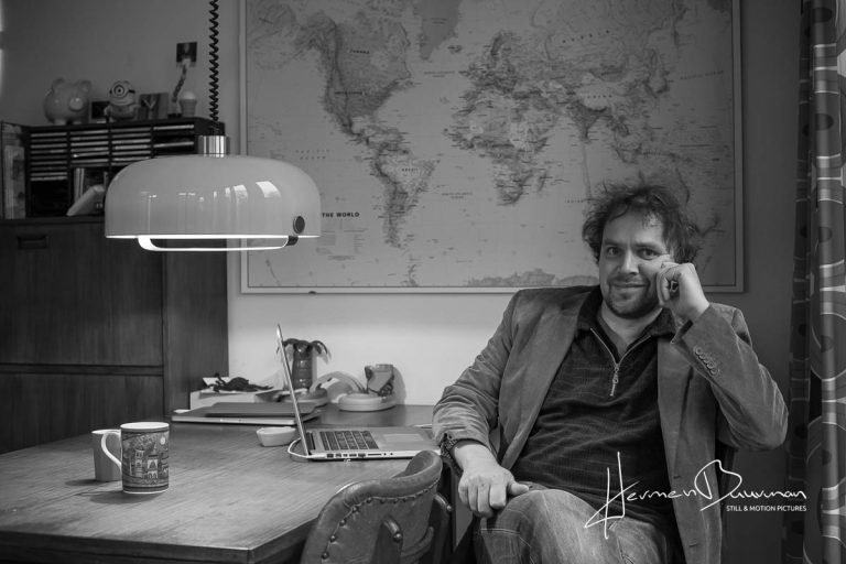 Portret van naamgenoot Hermen op zijn plek in Den Haag
