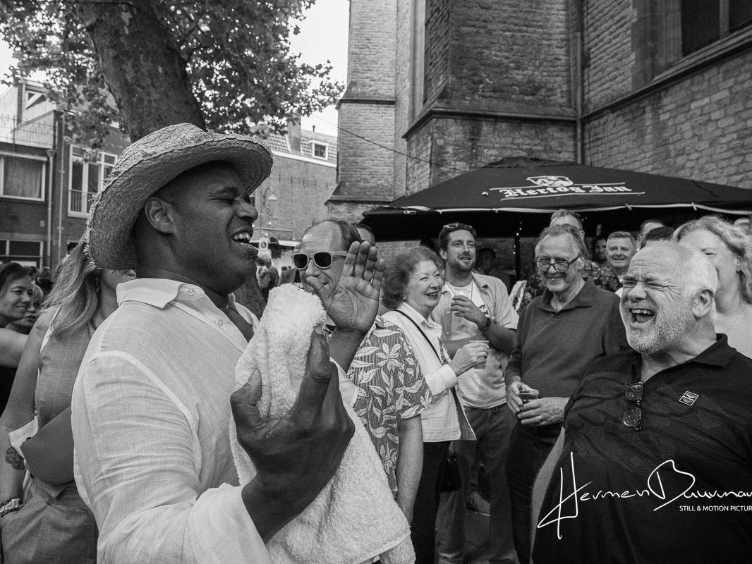 Straat foto van 2 zingende jazzmuzikanten in Gouda