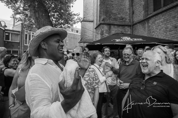 Straat foto van 2 zingende jazzmuzikanten in Gouda