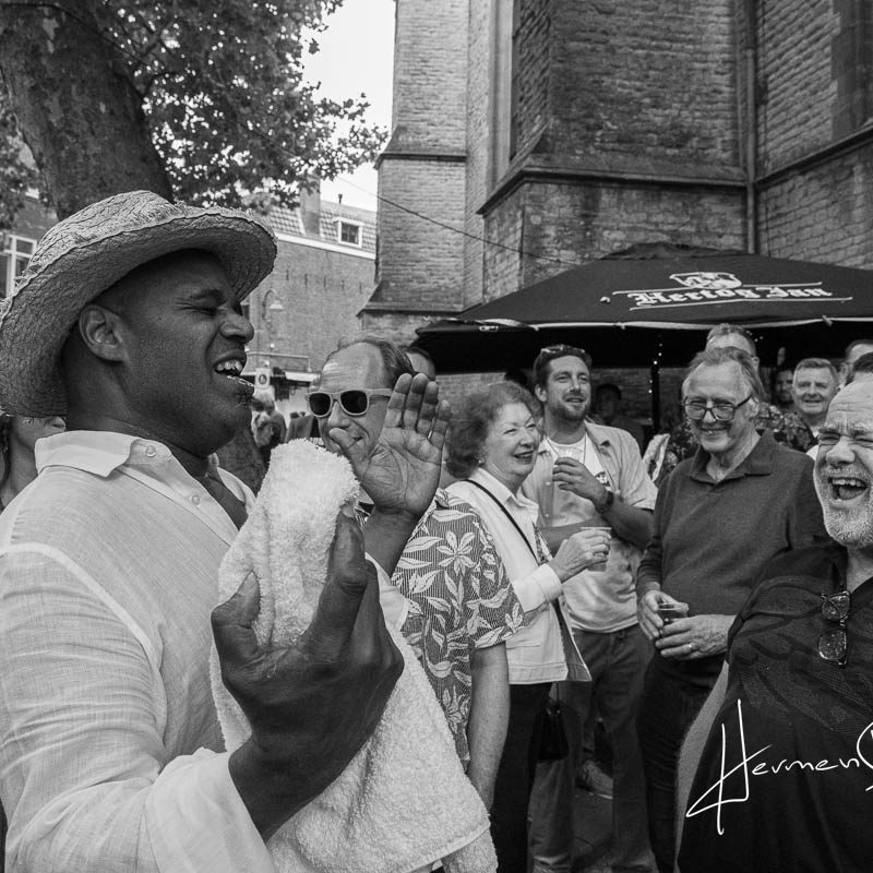 Straat foto van 2 zingende jazzmuzikanten in Gouda