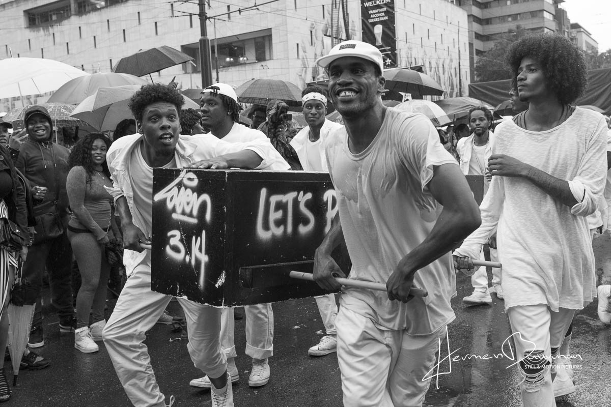 Straatfotografie tijdens het zomer carnaval in Rotterdam.