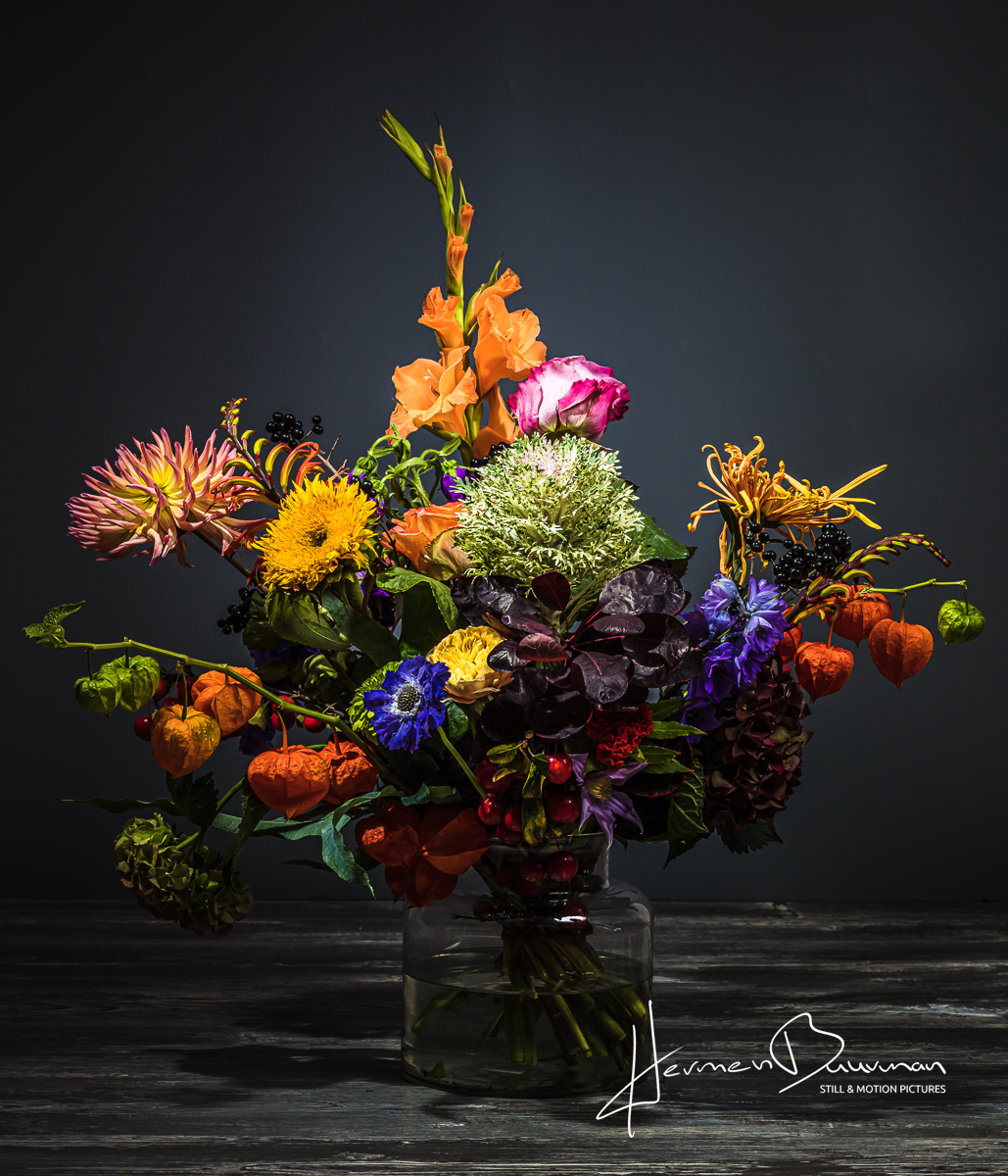 De fotograaf heeft een stilleven van bloemen gemaakt in zijn studio. De foto is als kunstwerk te koop via Werkaandemuur.