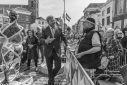 Portret van koning Willem-Alexander in gesprek met een toeschouwer tijdens Gouda 750.
