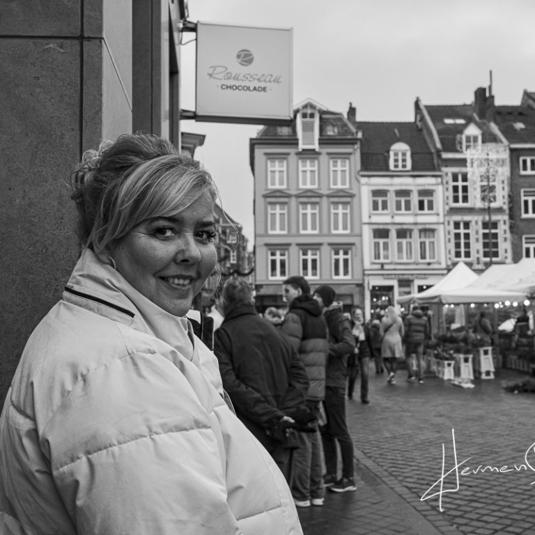 Fotograaf Hermen Buurman maakte een portret van Angelina op de Markt in Maastricht voor Mien Plek In Mestreech