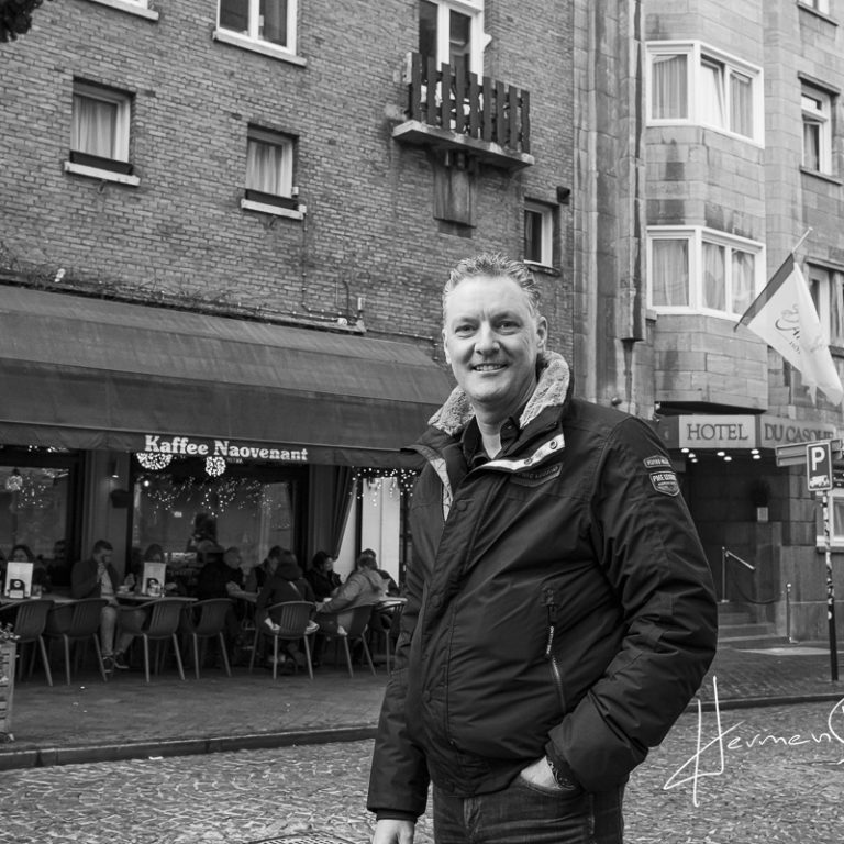 Portret van Ronald van Leef in In de Helmstraat Maastricht.